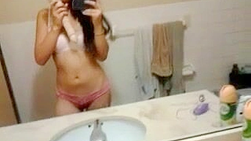 Novinha asiática amadora com consolo em selfie caseiro