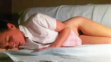 Masturbação Caseira com Saia Esfregando Buceta e Dedando até Gozar Amadora