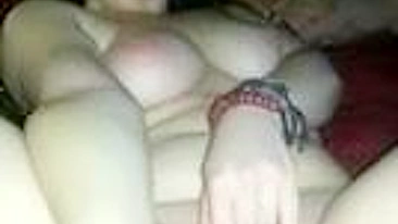 Sessão de Masturbação Amadora com Gordinha de Peitos Grandes e Buceta Depilada!