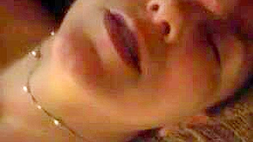 Mãe Casada Gozando Gostoso com Dildo em Pornô Caseiro Secreto!