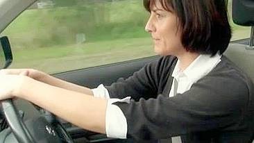 MILF Amadora Se Masturba no Carro e Goza Forte!