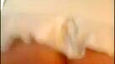 Se Masturbando com Brinquedos em Saia Curta e Meias