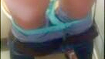 Loira Peituda Amadora Se Masturbando no Avião