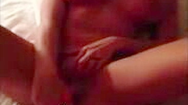 Loira Peituda Se Masturba com Peitos Falsos Enormes e Brinquedos!