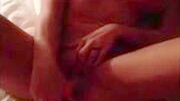 Loira Peituda Se Masturba com Peitos Falsos Enormes e Brinquedos!