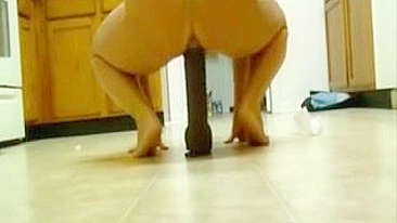 Dildo BBC Enorme Faz Amadora Gozar no Cu Caseiro