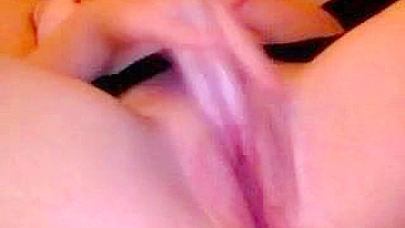 Namorada Amadora Dedando Bucetinha Apertada e Molhada