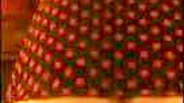 Esposa Amadora Se Masturba com Consolo Vermelho e Meias