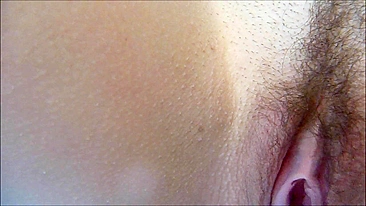 MILF masturbando esposa peluda com mangueira no jardim caseiro!