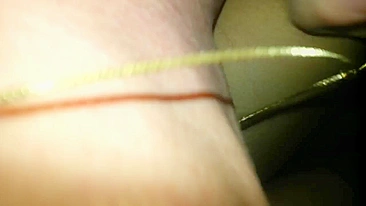 Gozo Enorme Esguichando da Buceta Depilada! Masturbação Amadora de Gordinha