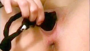 MILF Mamãe Safada Goza com Dildo em Meias Caseiras - Pornô Amador