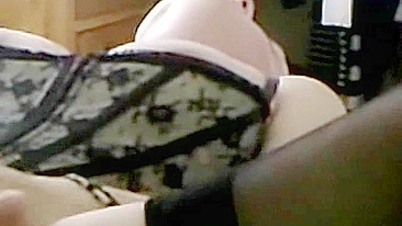 Se masturbando com meias e meia-calça pro prazer do namorado amador