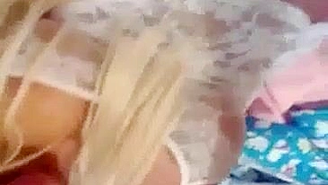 Loira Peituda Bimbo se Masturbando com Selfie, Dildos e Brinquedos Sexuais
