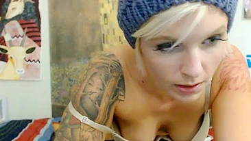 Loira gata se masturbando loucamente com dois consolos!