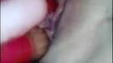 Pornstar amadora gozando na masturbação com buceta raspada e brinquedos sexuais