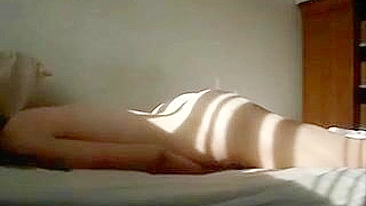 Masturbação Amadora de Peitos Grandes com Dedada e Gemidos de Gozada