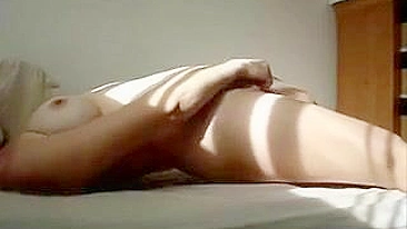 Masturbação Amadora de Peitos Grandes com Dedada e Gemidos de Gozada