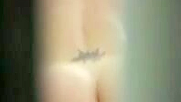 Loira Gostosa se Masturbando em Segredo com Vibrador Rosa!