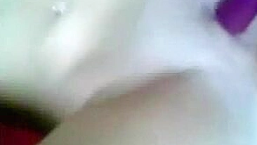 Namorada Amadora Gozando com Dildo em Brincadeira Solo