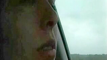 Orgasmo no Carro - Amadora Dirigindo com Dildo e Dedos!