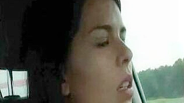 Orgasmo no Carro - Amadora Dirigindo com Dildo e Dedos!