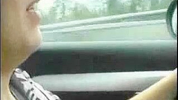 Orgasmo no Carro - Amadora Dirigindo com Dildo e Dedos!