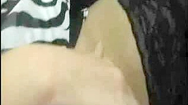 Orgasmo no Carro - Amadora Dirigindo com Dildo e Dedos!