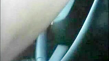 Orgasmo no Carro - Amadora Dirigindo com Dildo e Dedos!