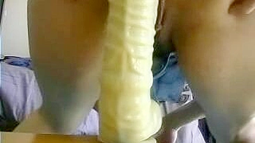 MILF Mãe Esposa no Anal com Dildo Gigante se Masturbando!