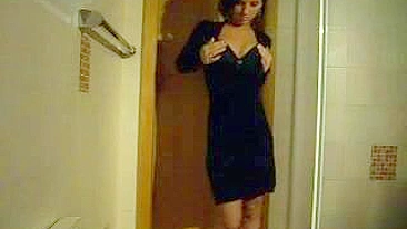 Se Masturbando de Renda - Striptease Solo com Dedos e Calcinha Melada