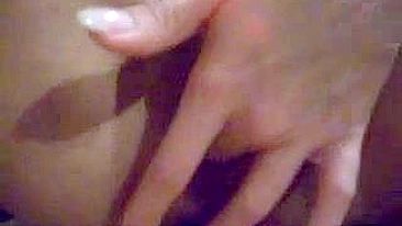 Se Masturbando de Renda - Striptease Solo com Dedos e Calcinha Melada