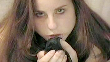 MILF Se Masturba com Dildo e Goza na Calcinha!