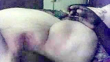 Gordinha Negra Esguicha em Masturbação Caseira Interracial com Gozo