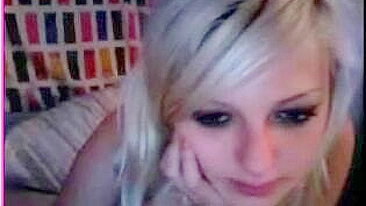 Loirinha Magrinha Novinha em Masturbação Caseira com Dildo e Tetinhas Pequenas