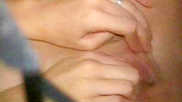 MILF do Meio-Oeste em Sessão Solo Sensual com Consolo e Jatos de Gozo!