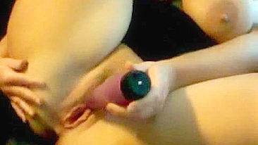 BBW Peituda se Masturbando com Buceta Gorda e Dildo em Solo Caseiro