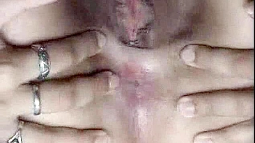 Peitos Enormes Árabes se Masturbando na Webcam com Consolos!