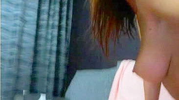 Gostosa Bronzeada e Apertadinha Se Masturba Sozinha na Webcam