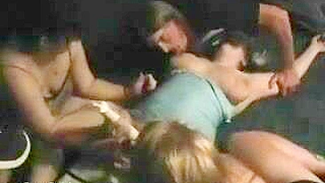 Esguicho e Swing com Esposa Lésbica Peituda na Festa de Orgia!