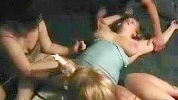 Esguicho e Swing com Esposa Lésbica Peituda na Festa de Orgia!