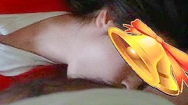 Presente de Natal da namorada explode em sessão solo com dildo e orgasmos múltiplos