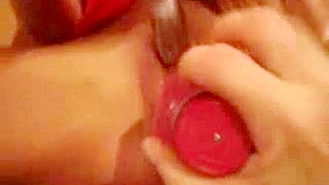 Loira Universitária se Masturba em Casa com Consolo e Goza no Sofá