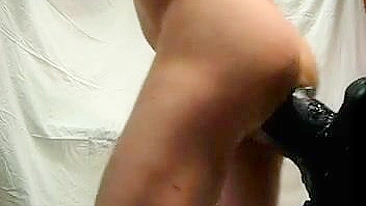 Homem se Masturba com Dildo Gigante em Cavalgada Anal Selvagem!