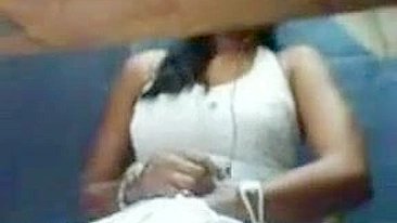 Amadora Asiática se Dedando em Vídeo Caseiro de Masturbação Pública Solo