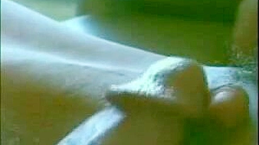 Mamãe se masturbando com clitóris gigante e brinquedo caseiro