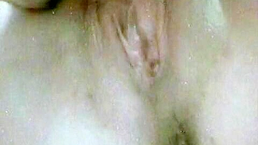 Amadora Pornstar se Masturbando em Casa com Clitóris Molhado e Pulsando Forte