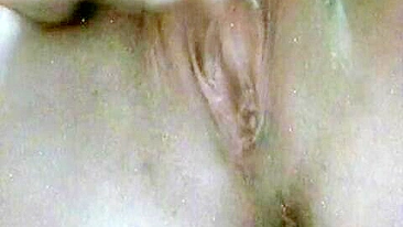 Amadora Pornstar se Masturbando em Casa com Clitóris Molhado e Pulsando Forte