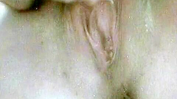 Amadora Pornstar se Masturbando em Casa com Clitóris Molhado e Pulsando Forte