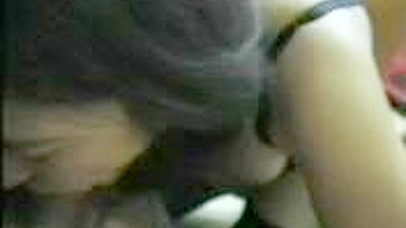 Pornô Caseiro de MILF Latina Amadora - Emi Se Masturbando com Consolos e Brinquedos