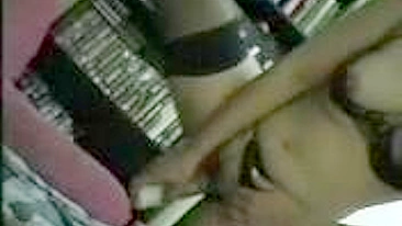 Pornô Caseiro de MILF Latina Amadora - Emi Se Masturbando com Consolos e Brinquedos